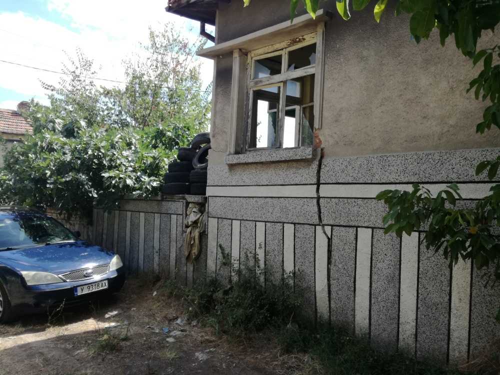 Парцел с къща в с. Поляново