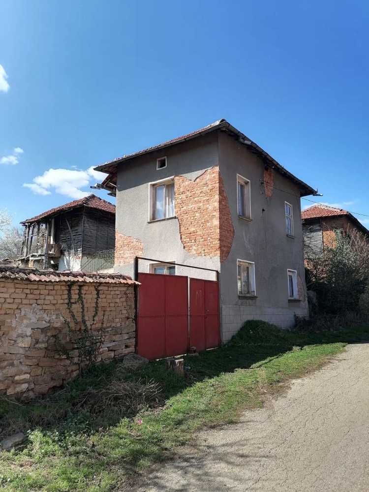 Къща с парцел в с. Николаево