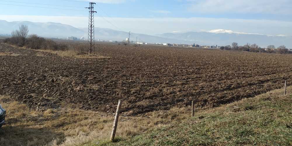 Парцел в с. Равно поле