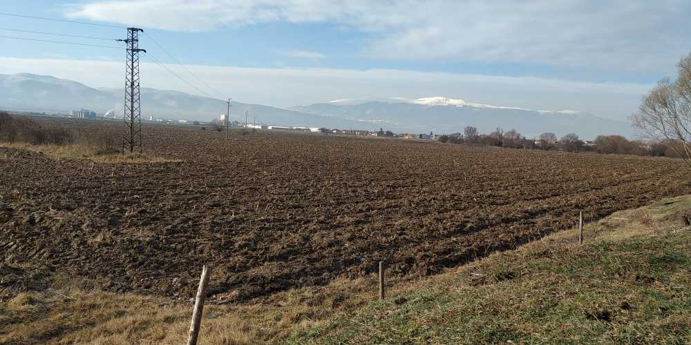 Парцел в с. Равно поле