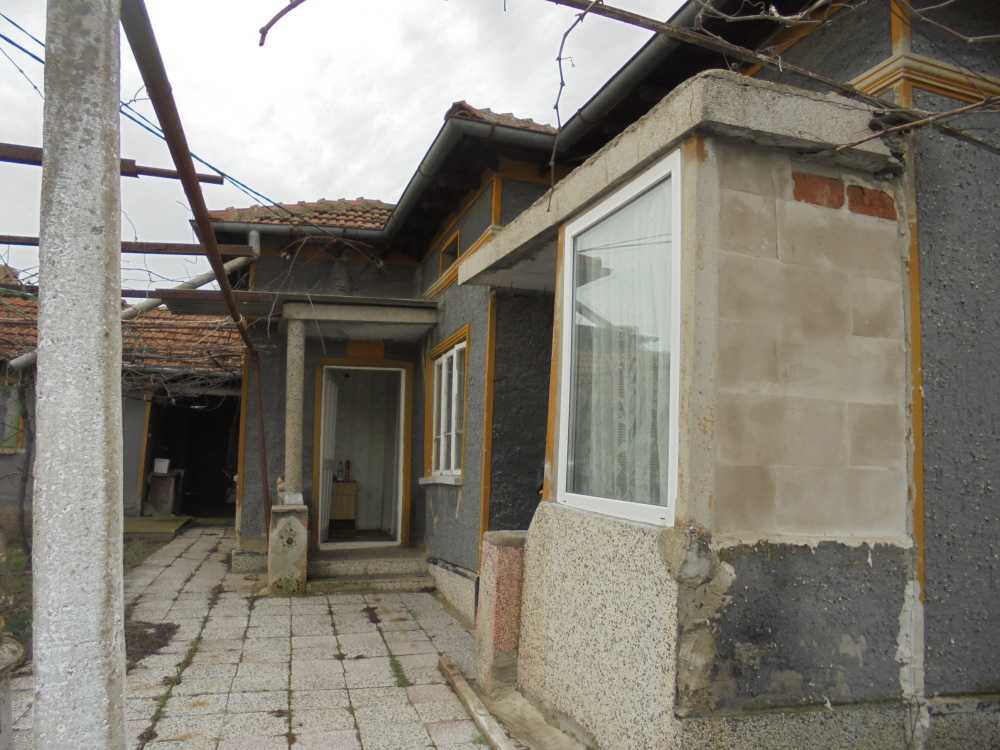 Къща с парцел в с. Стефан Караджа