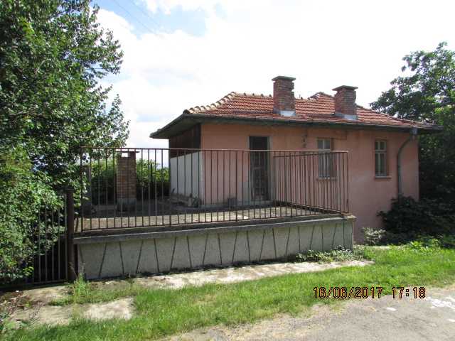Къща с парцел в с. Костенковци