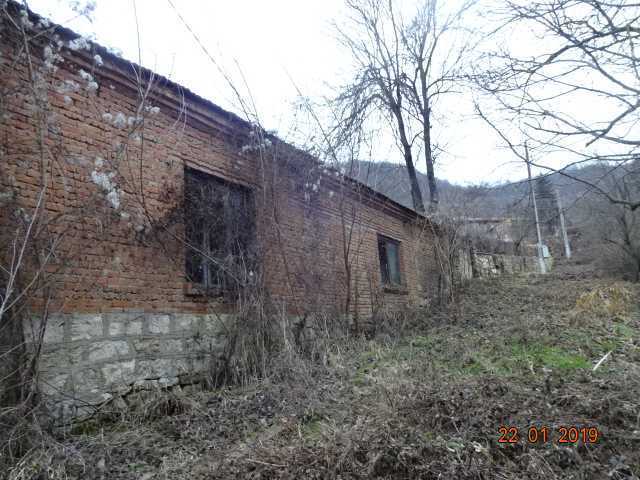 Парцел с къща в с. Черни връх