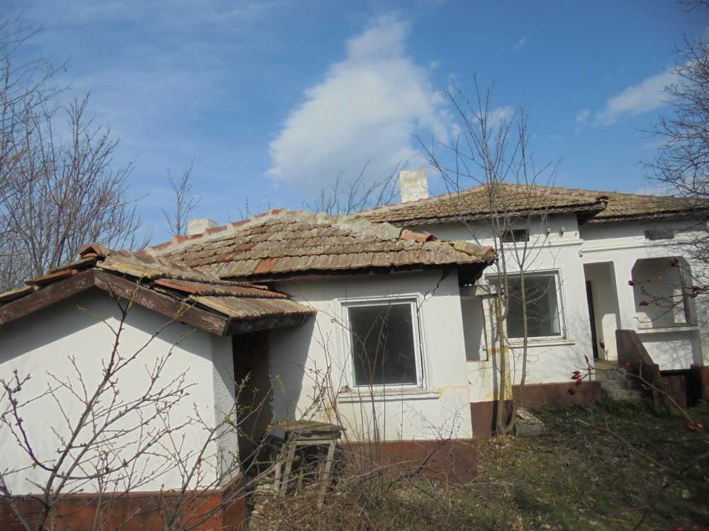 Парцел с къща в с. Балканци