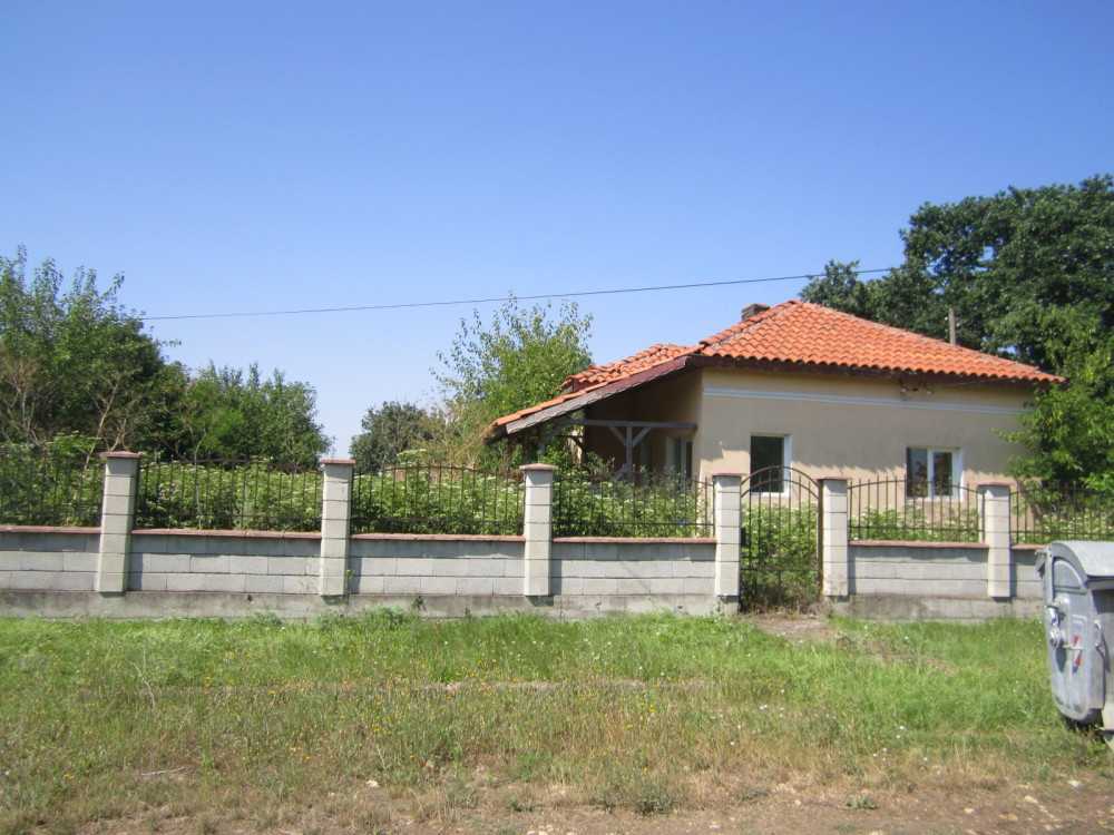 Къща с парцел в с. Балканци