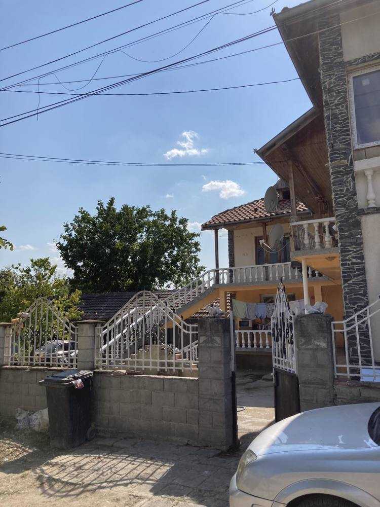 Парцел с къща Девня