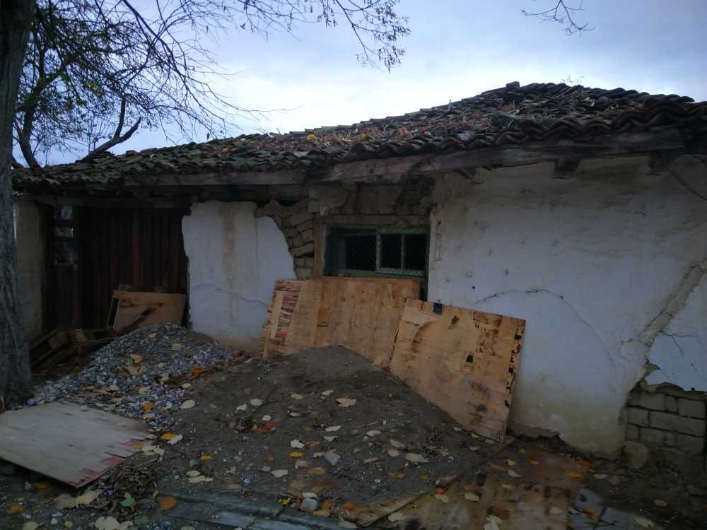 Парцел с къща Бял бряг