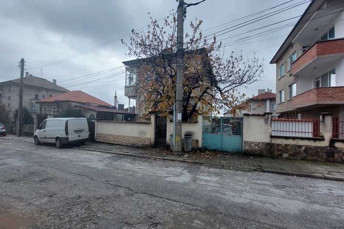 Парцел с къща Хисаря