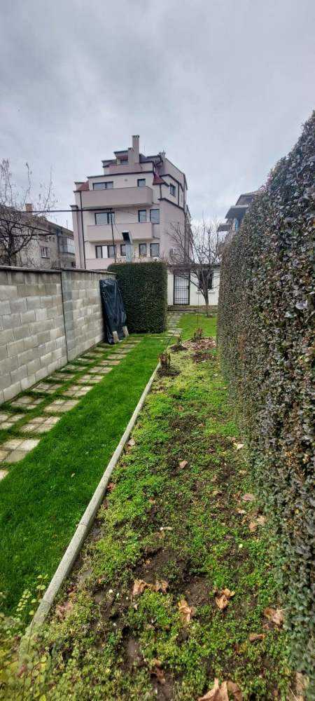 Парцел с къща Айтос