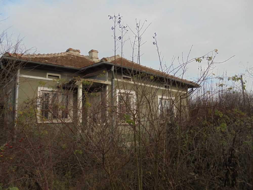 Парцел с къща в Преспа