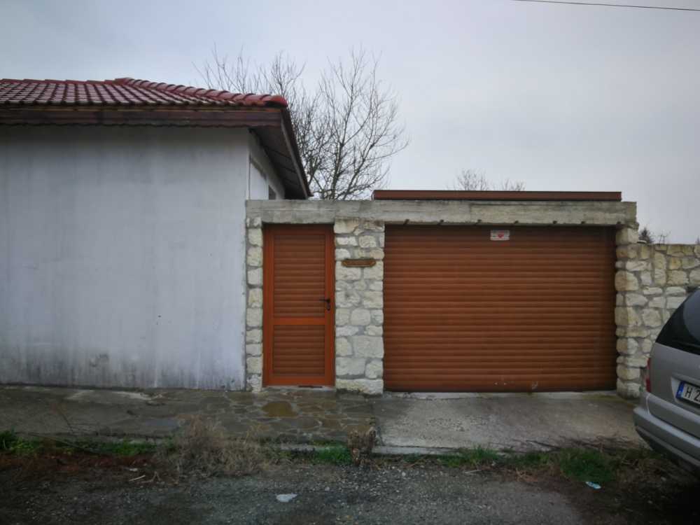 Парцел с къща Мадара