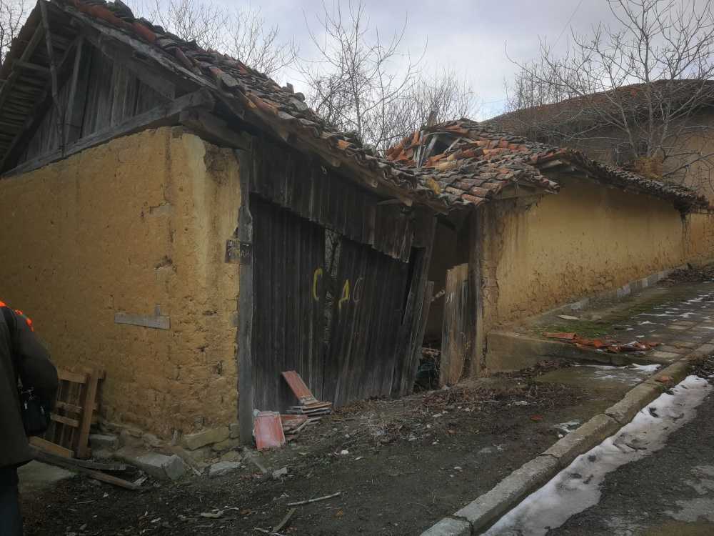 Парцел с къща Риш