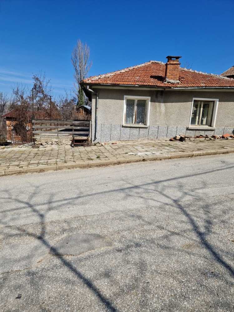 Парцел с къща в с. Извор