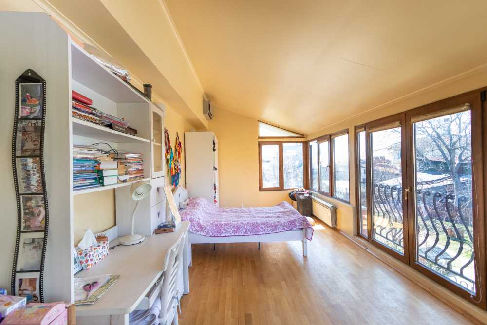 Парцел с къща Варна