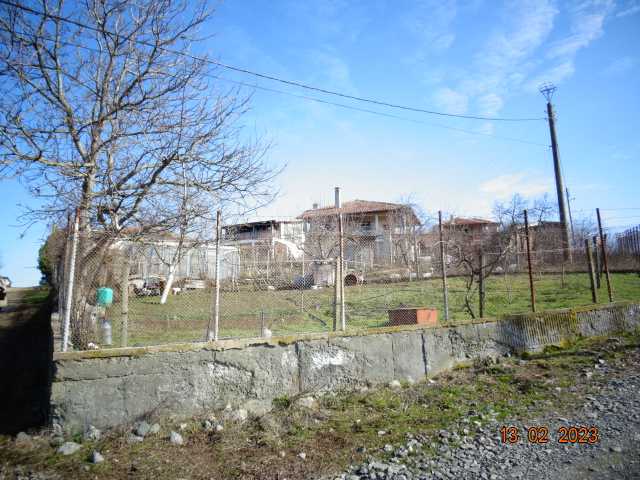 Парцел с къща Зидарово