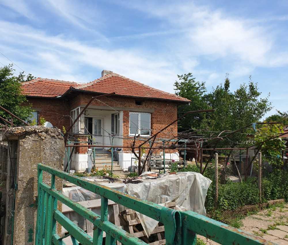 Парцел с къща Просена