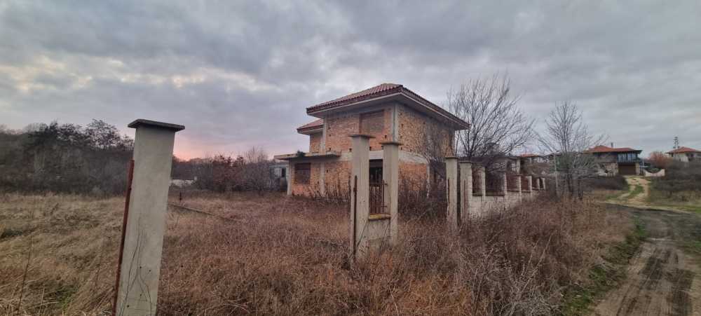 Къща с парцел в Шкорпиловци