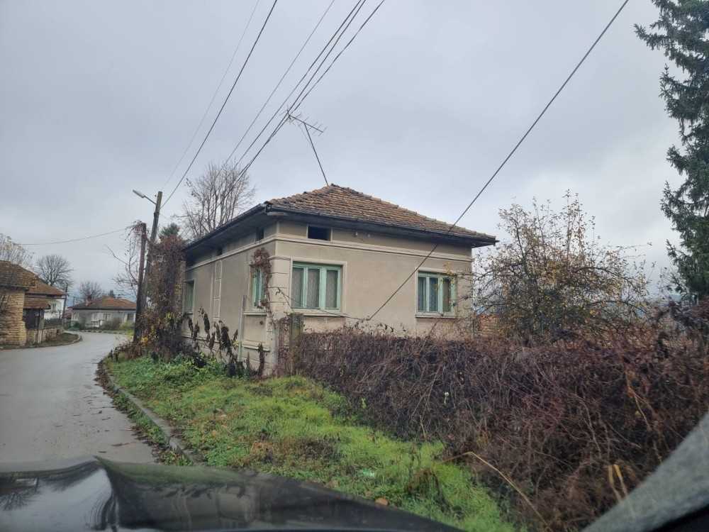 Парцел с къща Баниска