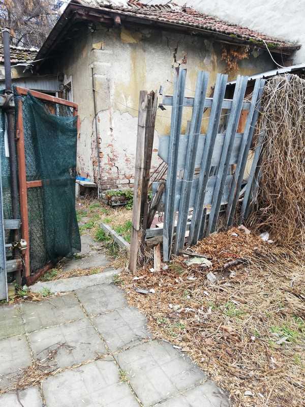 Парцел с къща София