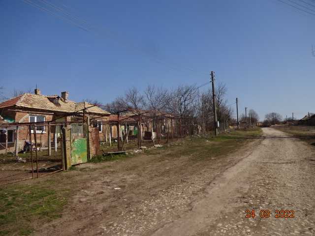 Парцел с къща Преселка