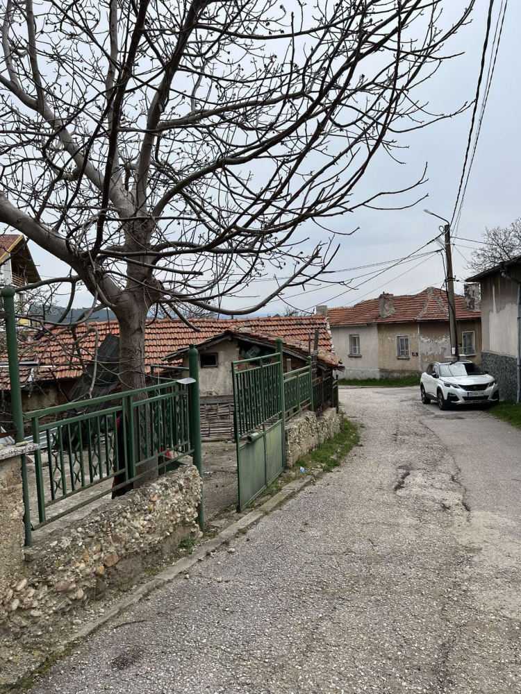 Парцел с къща Кътина
