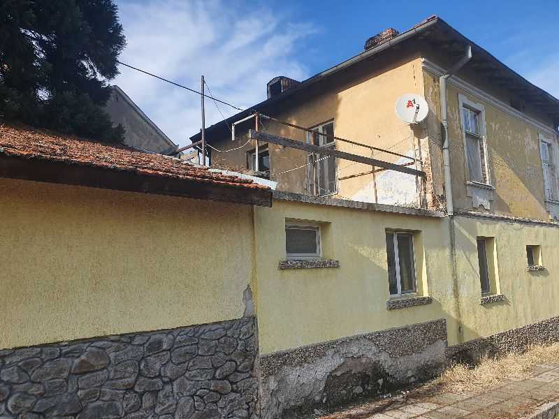 Къща с парцел Долна баня