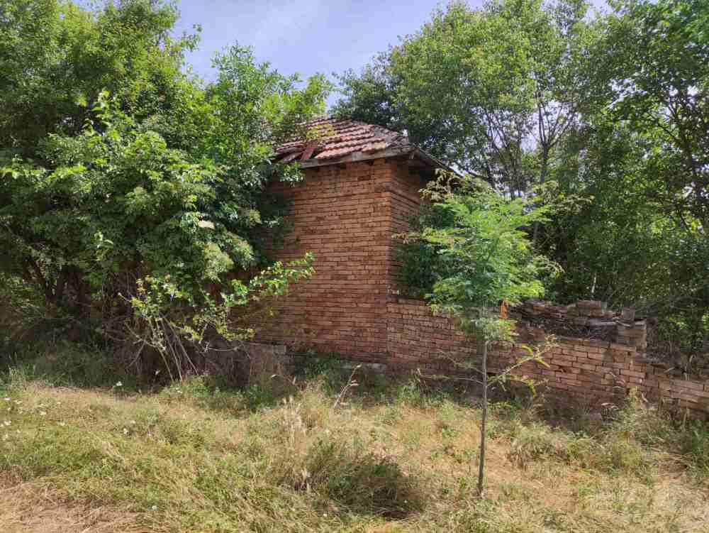 Парцел с къща в с. Масларево