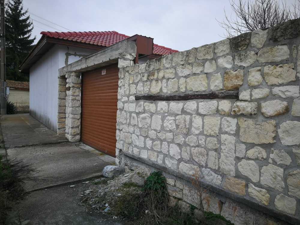 Парцел с къща Мадара