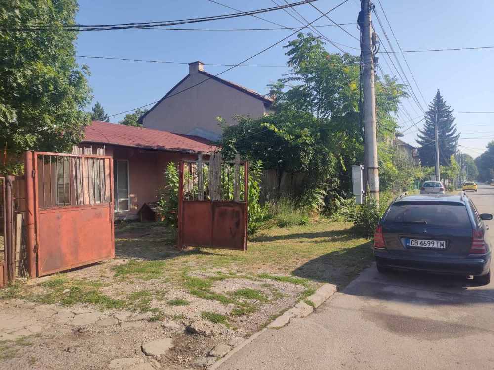 Парцел с къща в гр. София