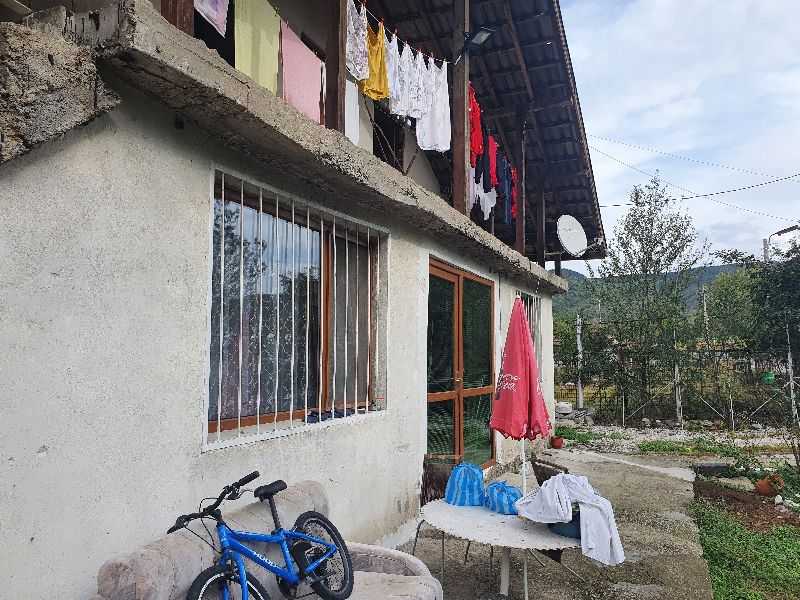 Парцел с къща Разлив