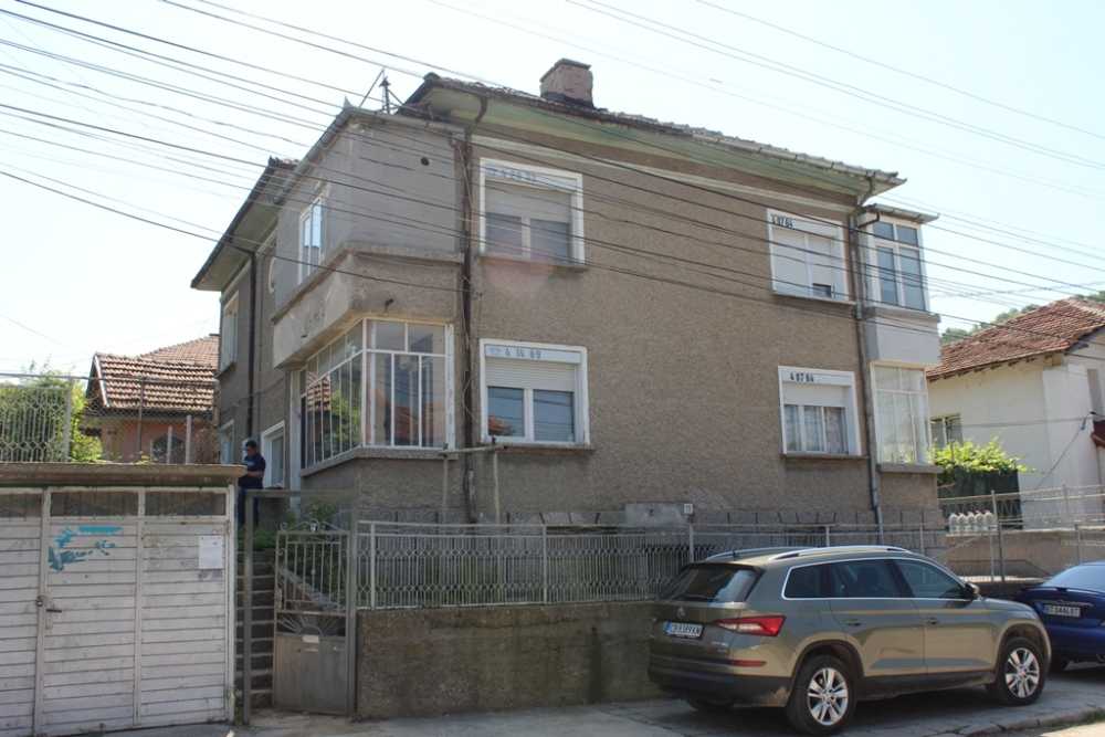 Къща с парцел Свищов