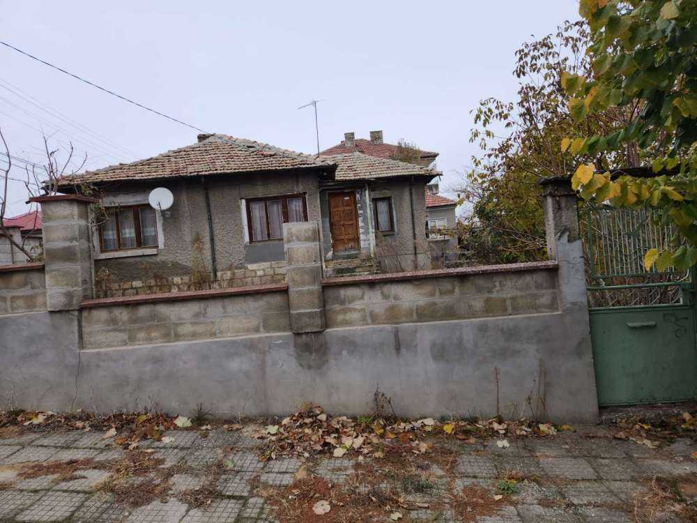 Парцел с къща Нови пазар