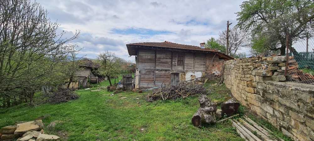 Парцел с къща в с. Балуци