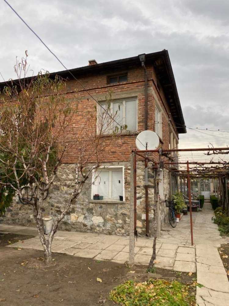 Къща с парцел в с. Кадиево