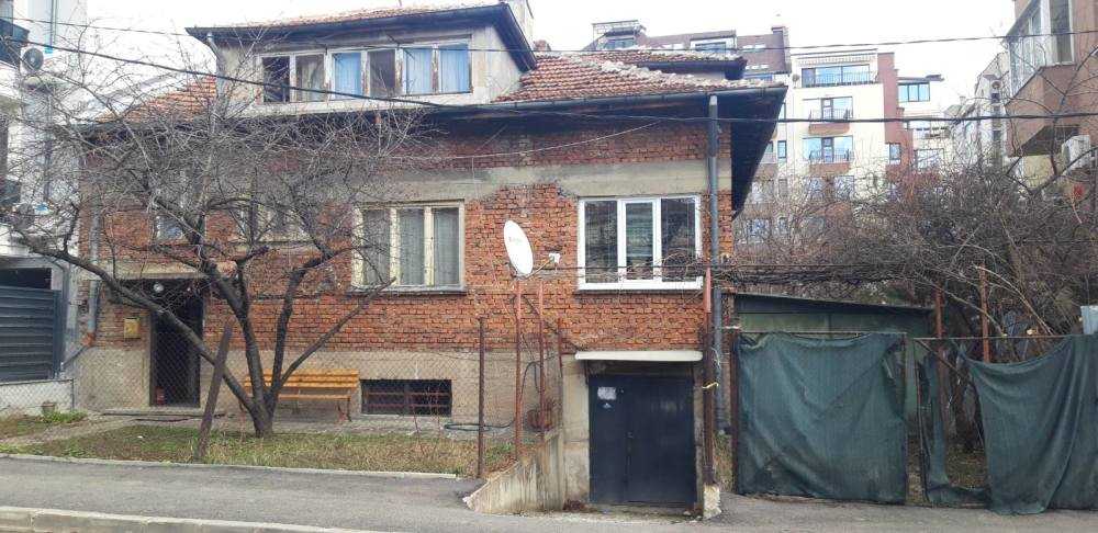 Къща с парцел в гр. София