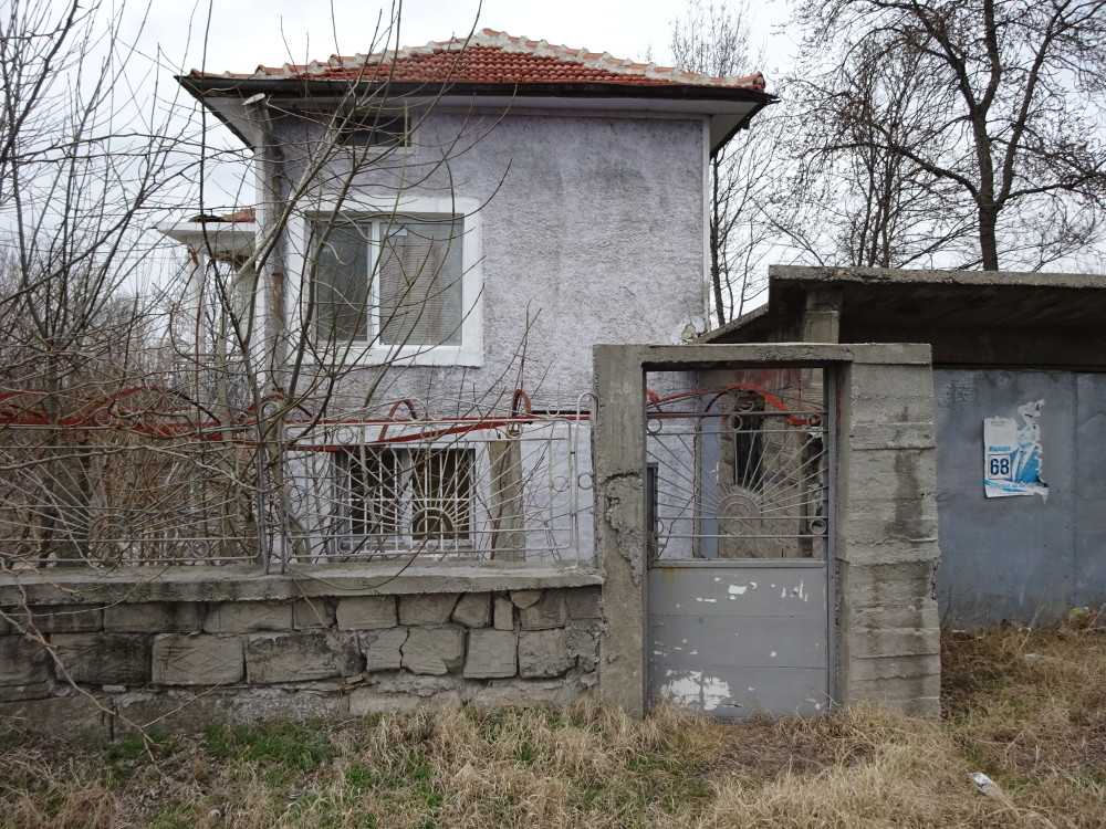 Парцел с къща в с. Любеново