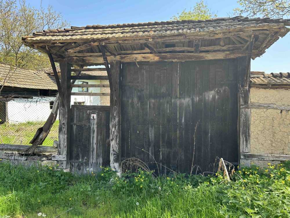 Парцел с къща в с. Сваленик