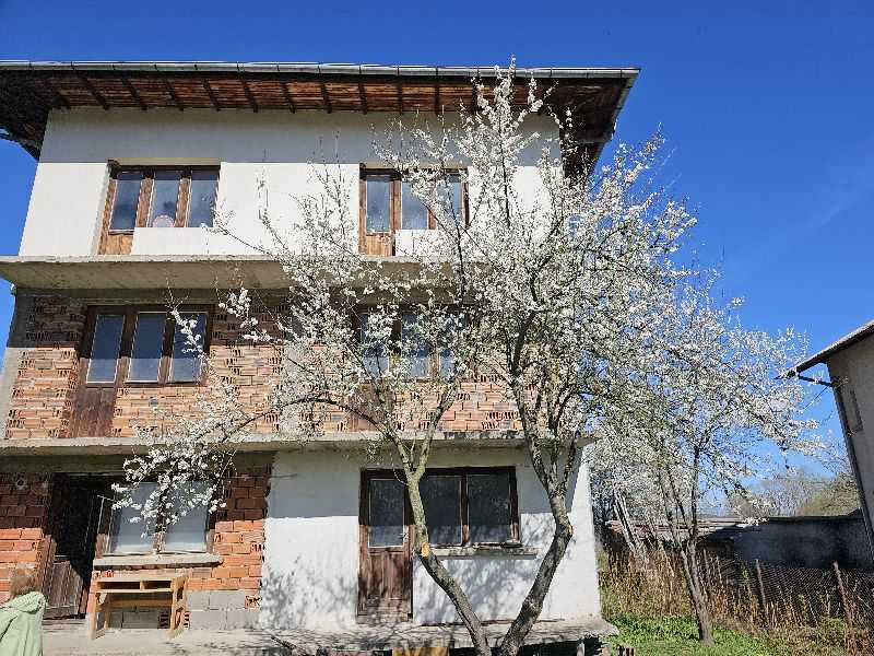 Къща с парцел Продановци