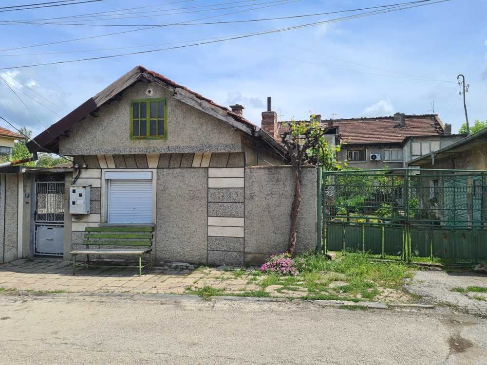 Парцел с къща в Горна Оряховица