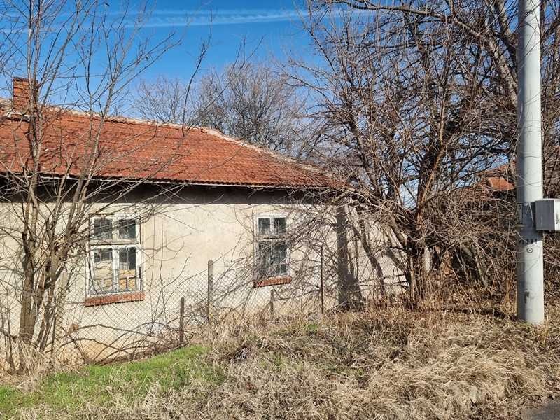 Парцел с къща Николово