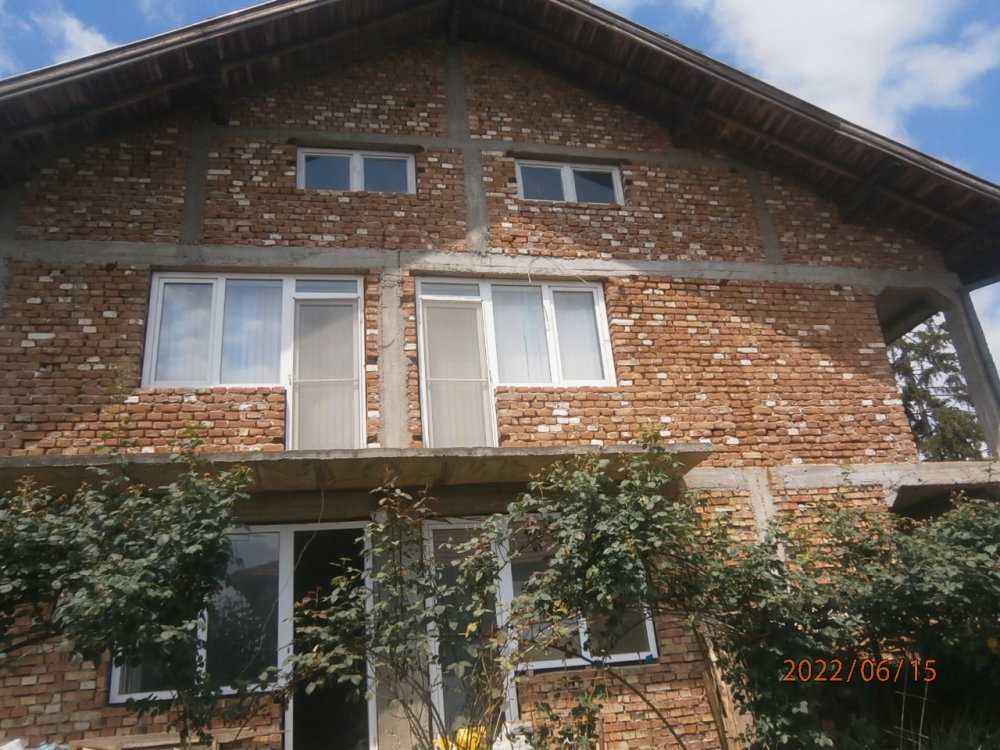 Къща с парцел в Брегово