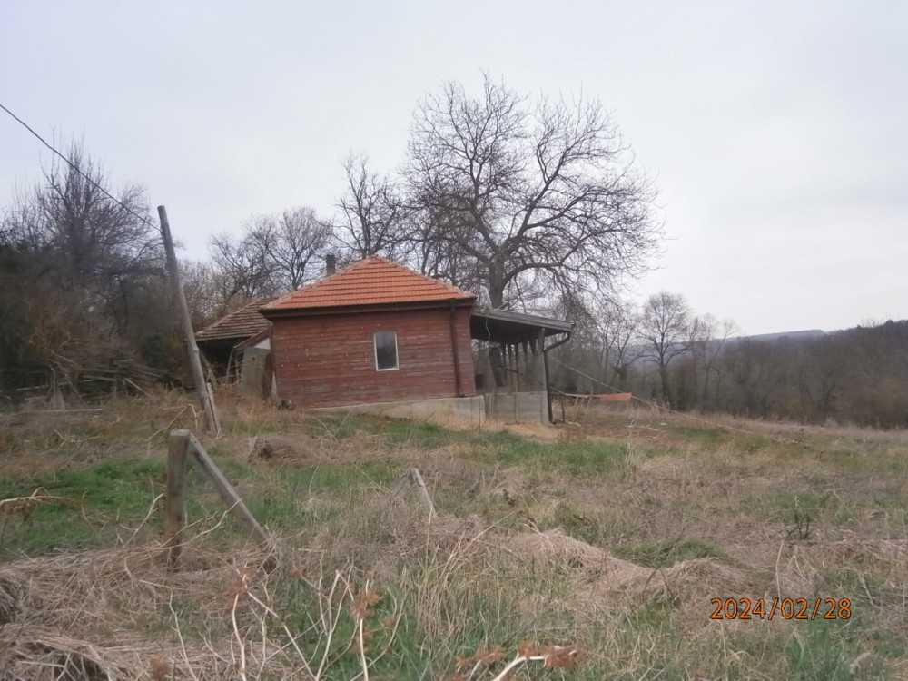 Парцел с къща в с. Старопатица