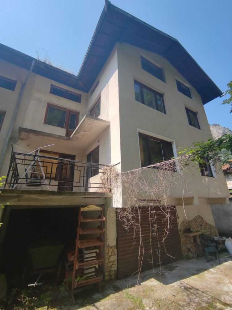 Парцел с къща Тетевен