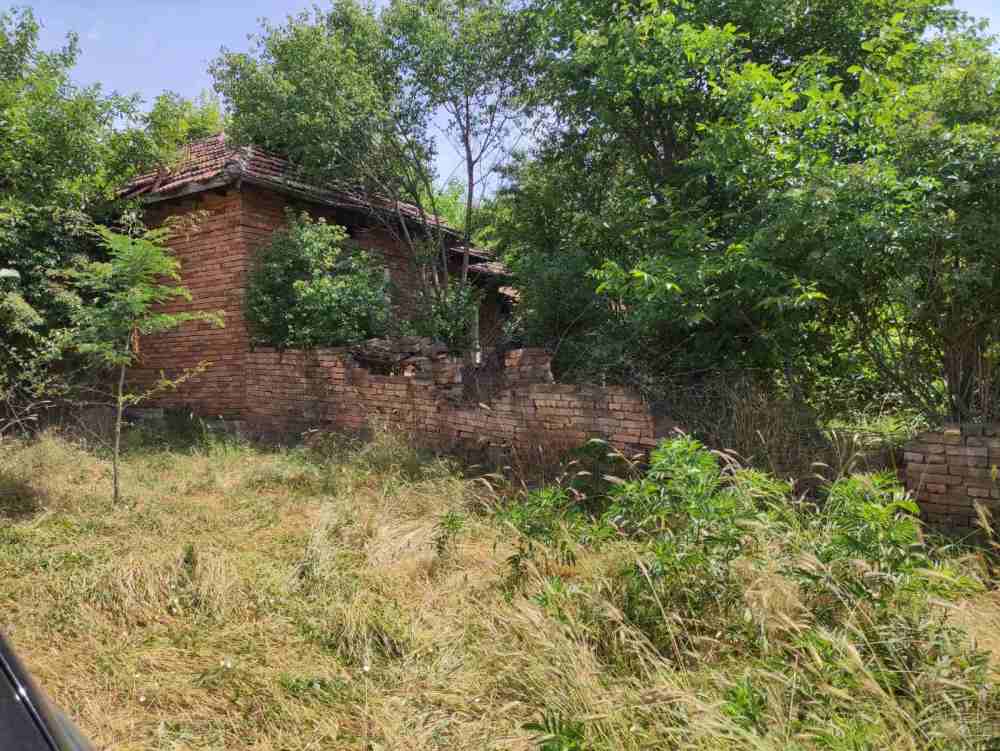 Парцел с къща в с. Масларево