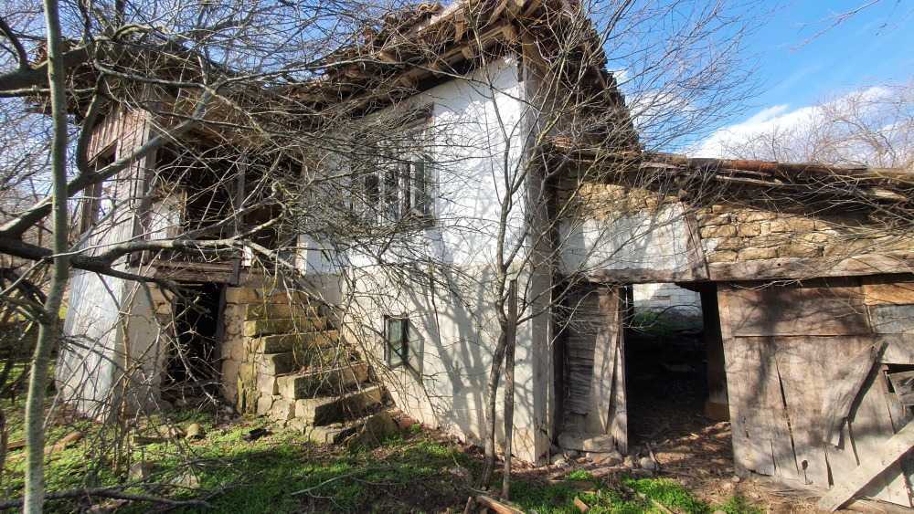 Парцел с къща Мали извор