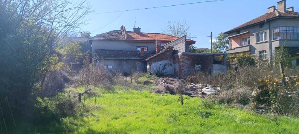 Къща с парцел Средец