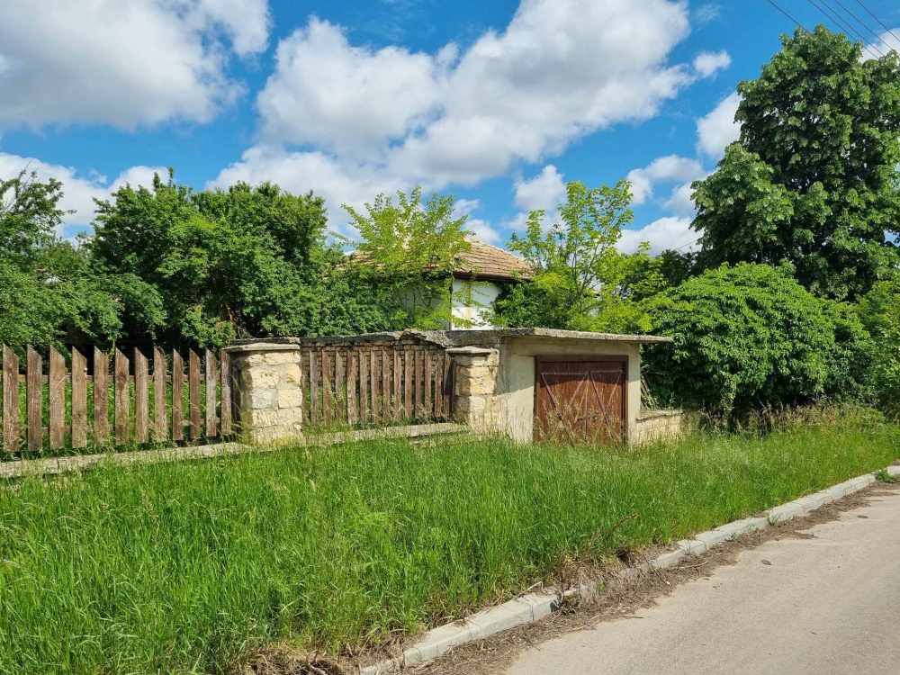 Парцел с къща Стефан Караджа