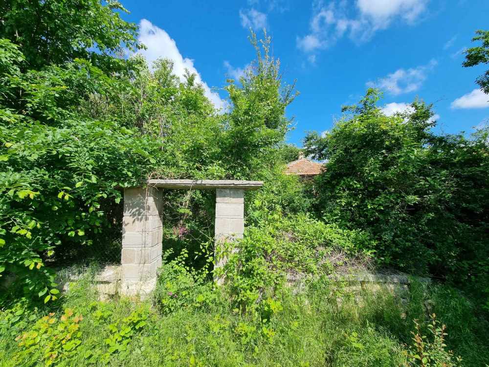 Парцел с къща Червенци