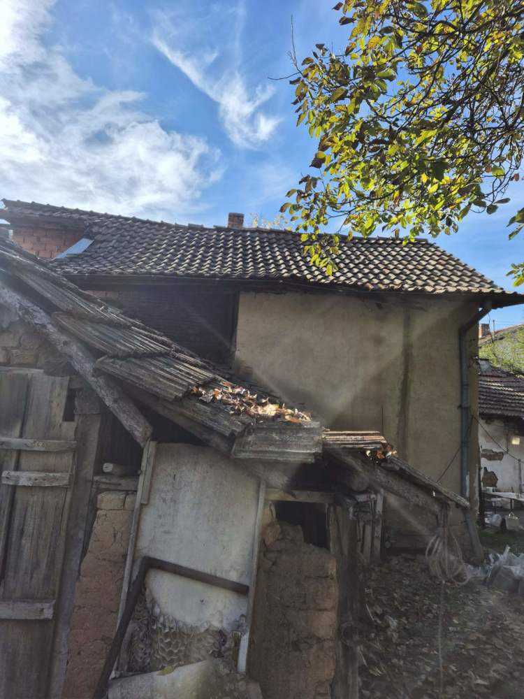 Парцел с къща Калотина