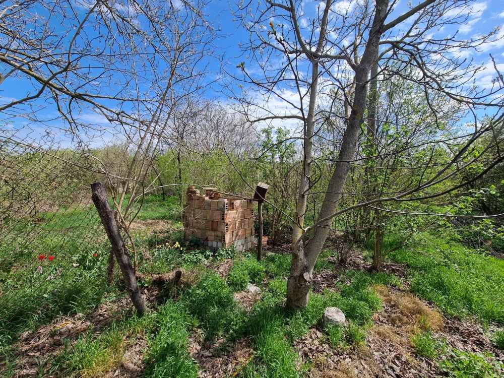 Парцел с къща Изворник